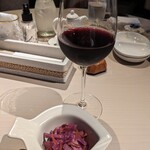 月夜野庭 銀の月 - ウェルカムドリンクの赤ワインと紫キャベツのラぺのお通し