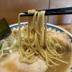 次念序 - 硬めに茹で上げられた中太平麺。