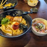 本場博多ラーメン・油そば 一号艇 - 激辛油そば(大)3辛, レアチャーシュー丼(塩)