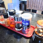 麺酒房 龍安 - 卓上調味料