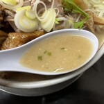 手打らーめん 勝龍 - スープは塩味の白湯スープ。濃厚に煮出した動物系スープとほのかに香る魚介節の旨味。
