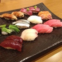 鮨　春松 - おまかせ握り。
                カウンターがいっぱいで
                お座敷だったので
                盛り合わせで…♪( ´▽｀)