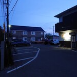 明石家 - お店の左にある広い駐車場にも停めて大丈夫とのこと。
