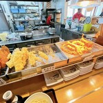 釜揚げうどん岡じま - 前後に人が並んでいて、社員食堂状態⤴︎⤴︎
皆さん、温かけが多かった