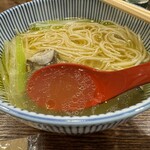 キッチン きらく - 美しい黄金色のスープは鶏ベースの深い旨み