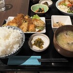 日本橋 うお･希 - 日替わりランチ：揚げ鶏と野菜のソースかけ