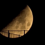 大元 - 展望塔の柵に沈み掛かる月^_^