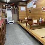 長浜ラーメン 味のまんぷく - 店内入るとこんな感じ
            平日の11時過ぎ