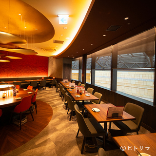 壁一面の大きな窓が、開放感を感じさせるお洒落な空間