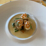 クイーン・アリス - そば粉のクレープを纏ったタスマニア産サーモン ノイリーソース イクラを添えて