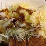 勝烈庵 - お替りキャベツにソースをかけて