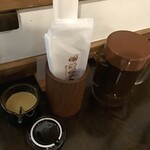 勝烈庵 - 卓上 調味料はソースとからし