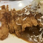 カレーハウス11イマサ - 左側だけ卓上の甘めソースをかける