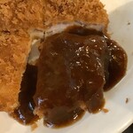 勝烈庵 - 勝烈定食のヒレカツ このぐらいソースをかけます