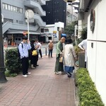 勝烈庵 - 外観 横 退店時もお待ちの方がおられました
