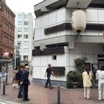 勝烈庵 - 外観  左奥の茶色いビルが馬車道十番館