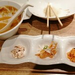 麺屋 周郷 - スープ割時に提供される薬味等