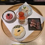 肉寿司 イタリアンバル 閂 - 前菜5種盛り合わせ(1,500円)
チーズ豆腐･馬肉ユッケ･ポテトサラダ
ホタルイカの酢味噌和え･ルビートマト