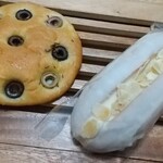 ぱんの平井屋藤兵衛 - フォカッチャ(オリーブ)、ホワイトチョコカスタード