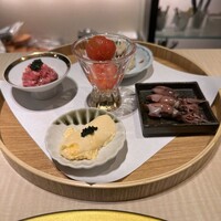 肉寿司 イタリアンバル 閂 心斎橋店 - 前菜5種盛り合わせ(1,500円)
                      チーズ豆腐･馬肉ユッケ･ポテトサラダ
                      ホタルイカの酢味噌和え･ルビートマト