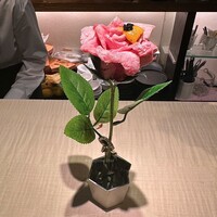 肉寿司 イタリアンバル 閂 心斎橋店 - 薔薇の肉寿司(この後に握りに変化)