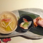おさ亭 - お通し３種　ウルイのおひたし・タコ酢・エリンギのベーコン巻き