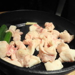 おさ亭 - 鴨鉄　準備中（出汁編）　　鴨の皮とネギを弱火で約20分炒めて出汁を取ります