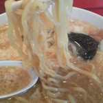 バス長ラーメン - メンとスープ