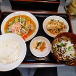 中国料理 天幸 - 蟹玉野菜のせ・ミニ台湾ラーメン（ライス、小鉢、漬物付）　900円