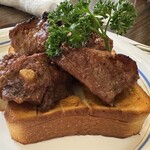 西洋料理 たじま - スペアリブ（敷いてあるのはガーリックトースト）