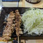 すずや - 鶏皮塩焼き（鉄板押し）