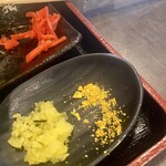 鶏飯 もとじ - 刻みたくあんとみかんの皮