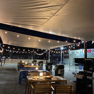 キャンプ気分を味わえる！3テント設置のユニークな店内