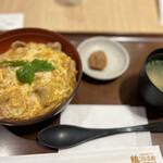 鶏三和 - 名古屋コーチン親子丼（スープ、梅干し付き）
1133円