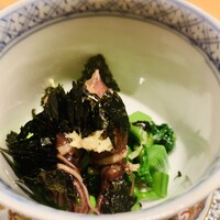 丸新 - ①【先付1】
                    A：富山産蛍烏賊+菜花のお浸し+焼き海苔
