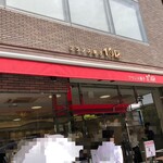 フランス菓子16区 - 店舗外観　オープンから行列ができてます