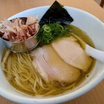 Chuuka Soba Rokushin - 鰹と鶏の中華そば(塩) 1,000円(税込)。 