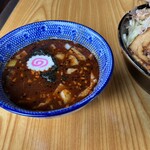 Menkou Bou Bushiya - 「辛辛つけ麺」のつけ汁　名前のとおり魚介節の効いたスープにピリリと辛味があります。