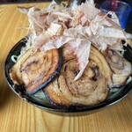 麺香房 ぶしや 堺東店 - 麺の上に炙りチャーシュー、鰹節が乗っています。