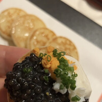 ラ ターブル ドゥ ジョエル・ロブション - パンケーキにキャビアと卵、葱トッピング