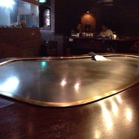 ステーキ　ロン - 革張りのソファの前で、使い込まれた鉄板が鈍く光る。