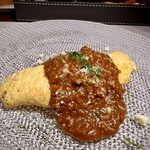 和フレンチバル村塾 屋根裏 別邸 - シェフのオムレツ 自家製キーマカレーソース990円