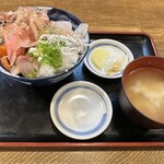 Hamayaki Kaisen Izakaya Daishousuisan - 【2024.4.16(火)】ぶつ切り刺身まかない丼（並盛）1,000円