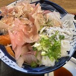 Hamayaki Kaisen Izakaya Daishousuisan - 【2024.4.16(火)】ぶつ切り刺身まかない丼（並盛）1,000円