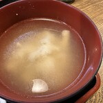 Hamayaki Kaisen Izakaya Daishousuisan - 【2024.4.16(火)】ぶつ切り刺身まかない丼（並盛）1,000円の味噌汁