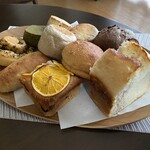 天然こうぼぱん とことこ - 形も様々で、鹿も、美味しんぼ揃いのパン達(//∇//)