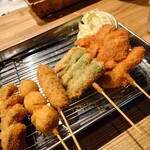 食堂 O-SAKA-YA - しいたけ、ししとう 各250円(税込)。
      ★豚、紅生姜、うずら 各300円(税込)