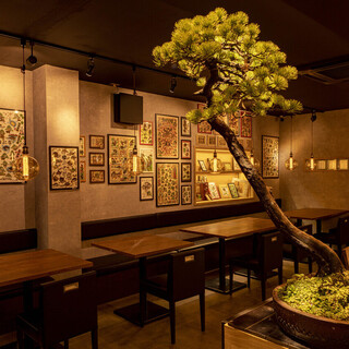 A stylish neo-popular bar in collaboration with a bonsai artist