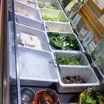 しゃぶ葉 - お野菜はこんな感じです。豆腐や春雨やサラダなとがあります。