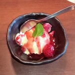 炭焼肉　石田屋。 - デザートのバニラアイスいちごソース掛け。